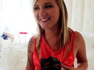 Mofos - Essaye l'anal - Bikini Flash et Tease avec Addison Grey. Mofos