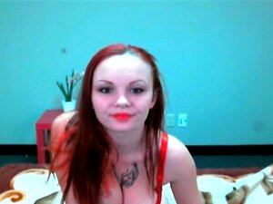 Cam : Bombe tatouée rousse à gros seins, danse de cul en HD