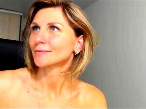 Une blonde russe amateur se doigte en direct sur webcam