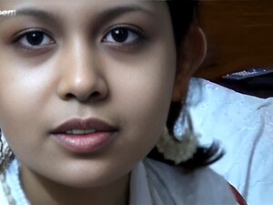 Fille indienne donnant un loyer au propriétaire. Fille indienne