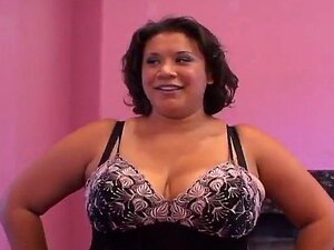 Fille ronde aux gros seins se fait double pénétrer