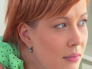 La milf rousse profite de la Saint-Valentin, la milf rousse et ronde