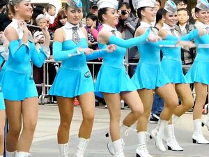 Des majorettes fraîches et chaudes en bleu montrent leurs jambes sexy