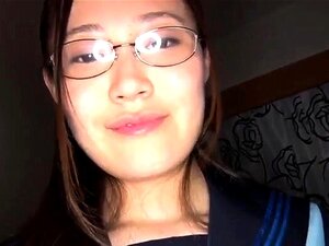 La salope fétichiste asiatique fait une pipe avec lavement