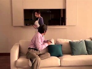 Une maman japonaise plantureuse a une bite dure qui laboure sa pêche