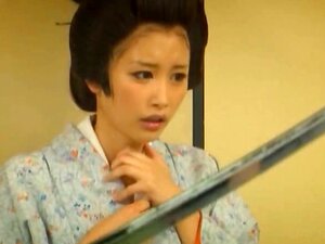 Déesse asiatique envoûtante exhibe ses seins généreux et te