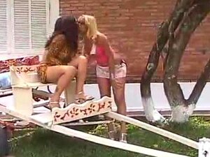 Deux shemale parfaites brunes aux gros seins et blondes shemales porno