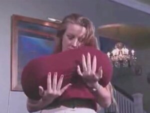 Plongez dans les courbes envoûtantes de Chelsea Charms alors qu'elle
