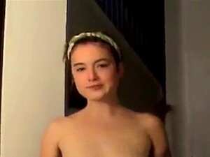 Incroyable fille poilue se montre à la maison en webcam voyeur. Belle