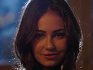 La mannequin européenne parfaite Sophie Limma adore poser en lingerie