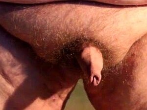 Mec avec une belle petite bite non circoncise qui la secoue