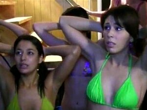 Un tas de filles baisant une rangée de godes