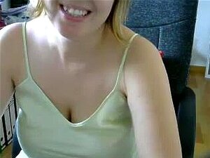 laurpez blonde mature se masturbe devant la caméra