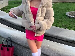 Nina fumant et crachant vêtue d'une belle robe rose chaussettes