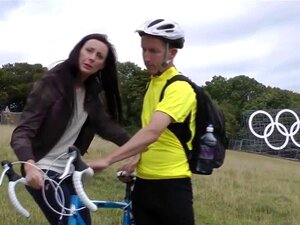 Une mature britannique en bottes POV se fait remplir la bouche