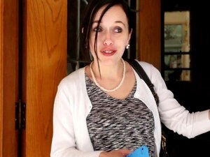 Shyla avale la bite de son voisin dans son salon. Action sexuelle