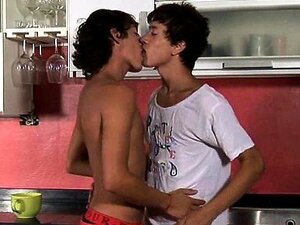 Des twinks passionnés s'embrassent et descendent dans la cuisine