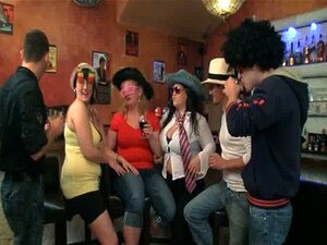 Les filles rondes s'amusent au bar