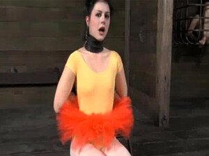 Se déshabillant à l'intérieur d'une minuscule cage en fer