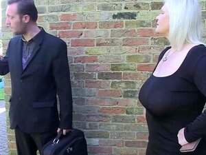 Il y a un nouveau mec qui traîne devant l'appartement de Granny