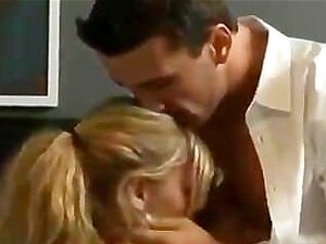 La mignonne blonde a un besoin de sexe érotique