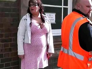 Une touriste à gros seins se fait baiser dans les toilettes publiques