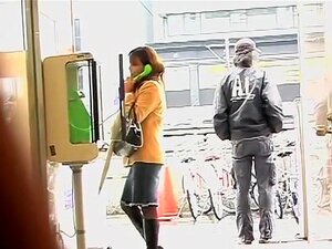 Action de requin de téléphone avec une fille japonaise glamour