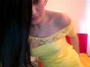 Adorable nana en bas noirs se masturbe devant la webcam