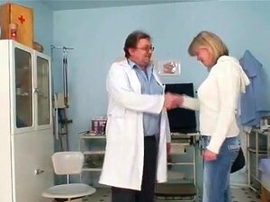 La milf aux gros seins Agnesa examine sa chatte perverse
