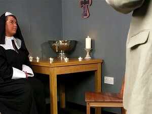 La plieuse Foxy reçoit une éjaculation faciale avalant toute la