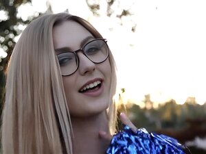 La Pom-Pom Girl Blonde Alexa Grace Se Fait Percer La Chatte Juteuse