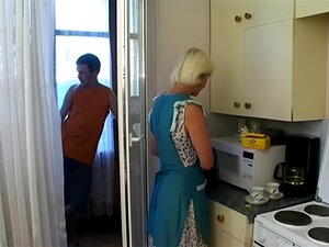maman adore boire une tasse de thé avec l'ami de son beau-beau-fils