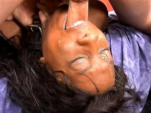 Salope de ghetto noire suce et s'étouffe sur des bites blanches