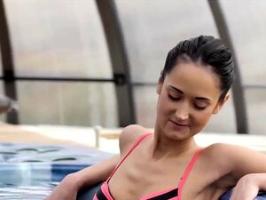 OLD4K. Sexe tendre dans un jacuzzi
