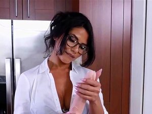 Lucious Rose Monroe secoue son cul avec un gode avant de baiser