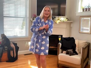 65 ans, mamie montre sa ceinture rouge sur YouTube