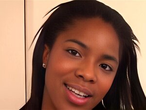 Une ébène fait une pipe chaude qui se termine par une éjaculation