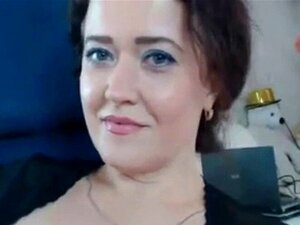Mamie chaude adore jouer avec sa chatte. Mamie en chaleur adore jouer