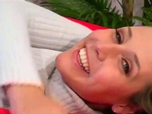 Éjaculation poilue dans des collants serrés. Une nana coquine avec