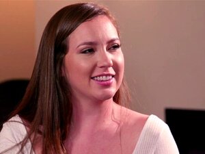 Les nanas coquines de la fac sucent et se frottent les chattes.