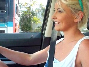 Petite amateur mignonne ramassée par un inconnu et baisée. Petite