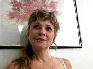 Une chatte expérimentée est fouettée et sodomisée avec des sextoys