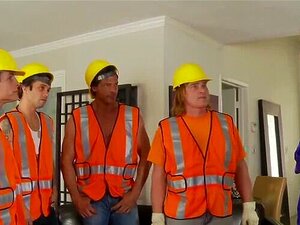 Une femme au foyer en chaleur sur WhiteGhetto se fait baiser par des