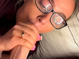 Fille Blonde à Lunettes Suce Une Énorme Bite avec un Soin du visage
