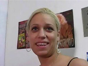 Une mignonne amateur suce une grosse bite de gloryhole 29