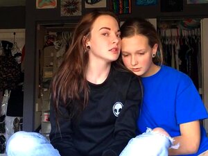 Baiser lesbien pour des amies en chaleur