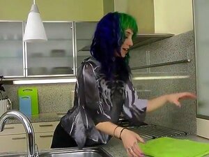 Cette pute anale folle adore jouer avec son trou du cul !. Cette pute