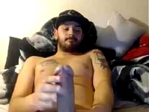 Regardez un mec hétéro avec une énorme bite recevoir une branlette