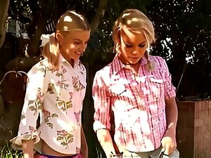 Contemplez le jeu séduisant entre deux lesbiennes australiennes alors