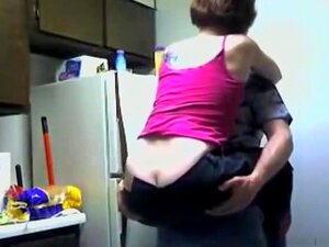 Petite baise dans la cuisine. Une sexy immature fait un petit coup